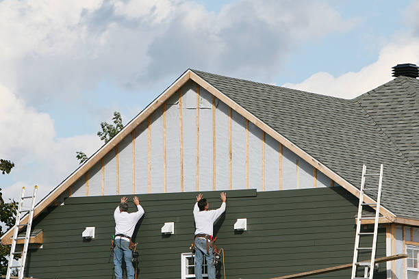 Professional Vinyl Siding technician working in Hebron, IL